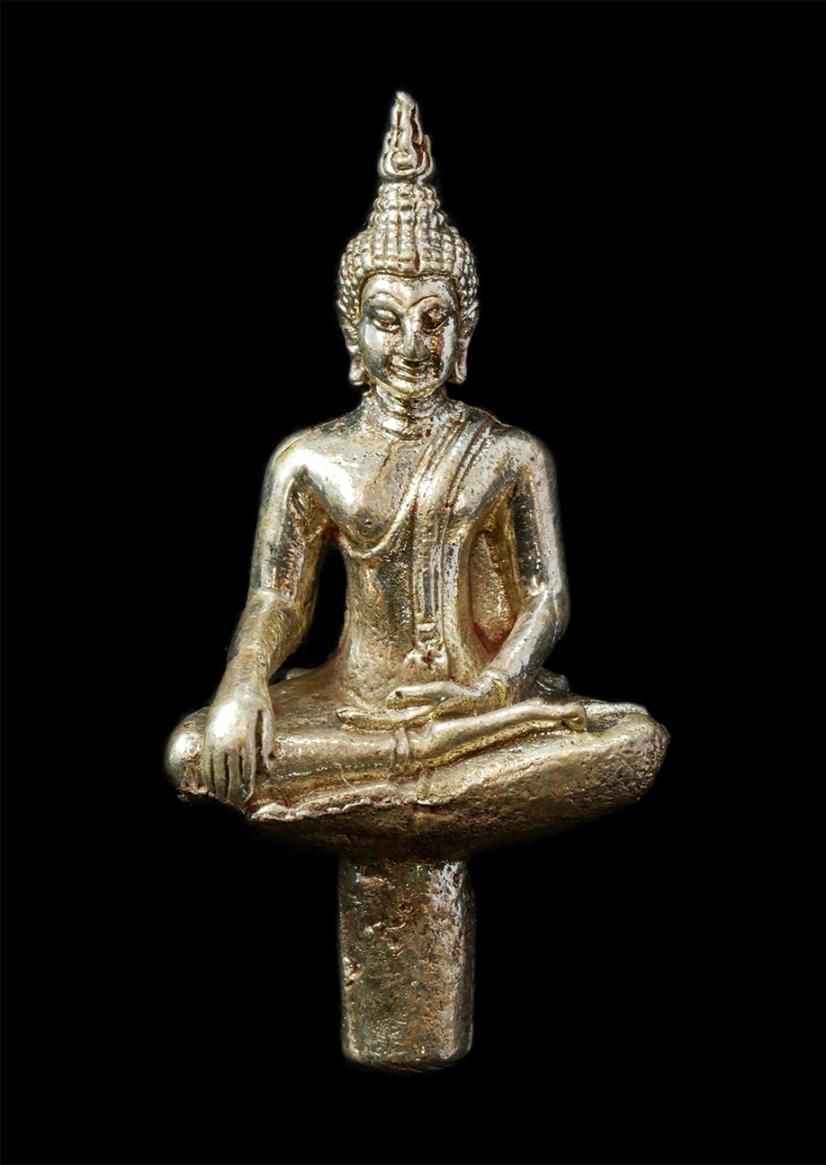 8Jan25 (37)ap.jpg - พระยอดธง หลวงพ่อคูณ ปริสุทโธ วัดบ้านไร่ ต.กุดพมาน อ.ด่านขุนทด จ.นครราชสีมา ปี2538 เนื้อเงิน พระเก่าสวย มวลสารดี พิธีใหญ่ น่าเก็บสะสมบูชา พร้อมกล่องเดิ [..] | https://kamulet.in.th